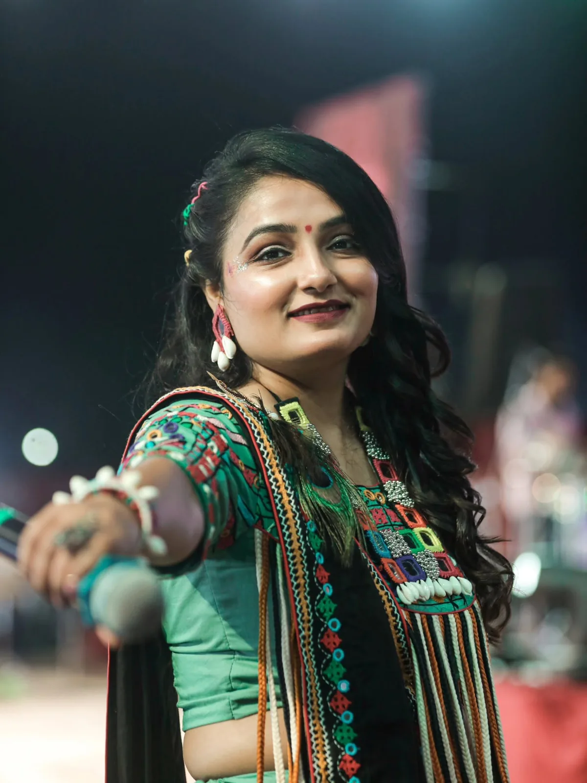 Apexa Pandya singing live at Garba Mahotsav